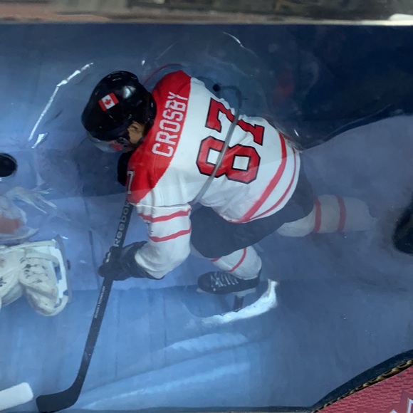 NWT Sidney Crosby Roberto luongo action figures - Picture 3 of 10